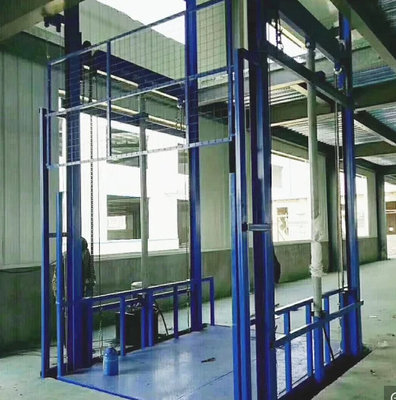 1000 كجم قدرة 3kw باب مصعد البضائع الأوتوماتيكي للمباني الصناعية